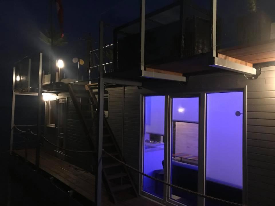 Houseboat On The Water Hotel Liepaja Exterior photo